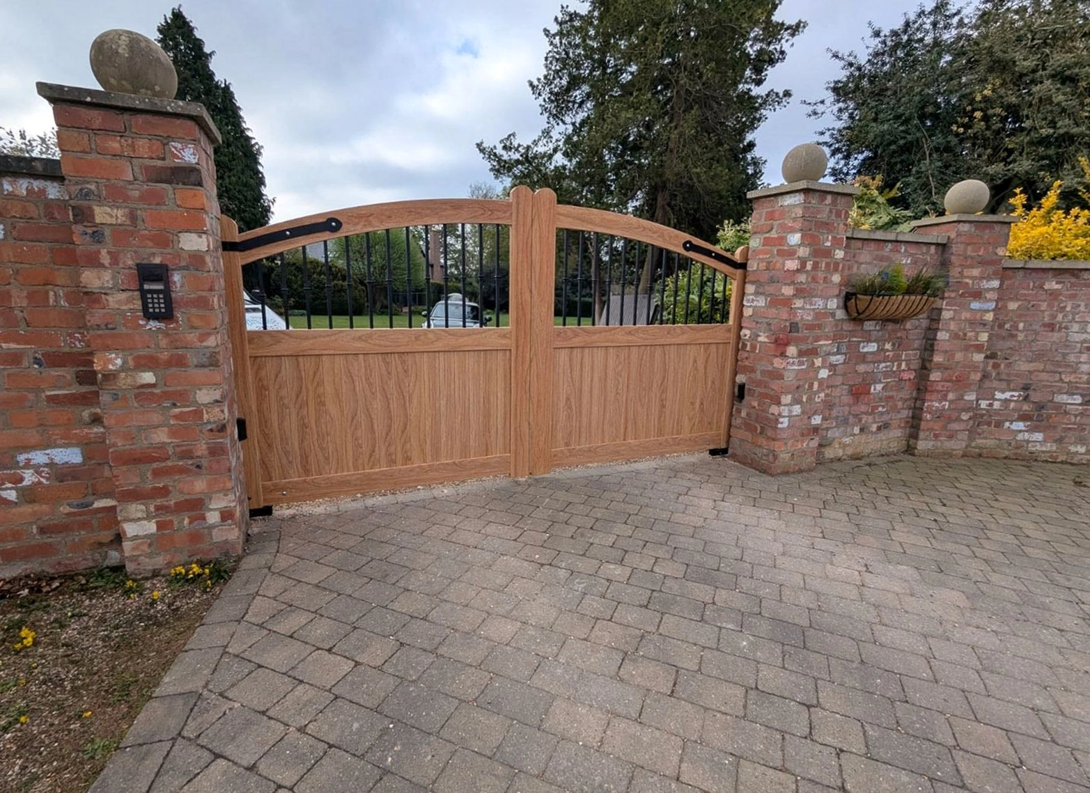 Maintenance service on a commercial sliding gate